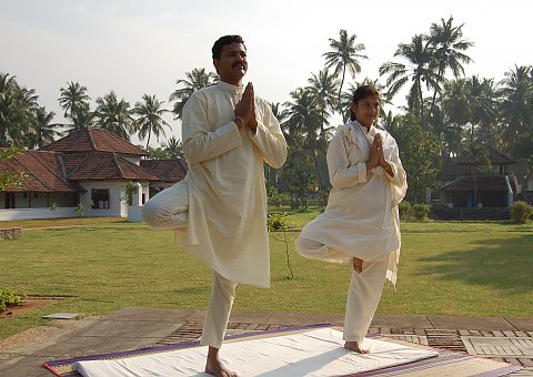Im Garten des Hotels Kalari Kovilakom eine Yogastunde genießen