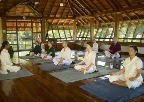 Während einer Meditationsübung in der Gruppe können Sie im Kalari Kovilakom entspannen 