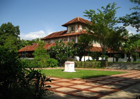 Zwischen grünen Bäumen verbirgt sich das Kalari Kovilakom in Kerala 