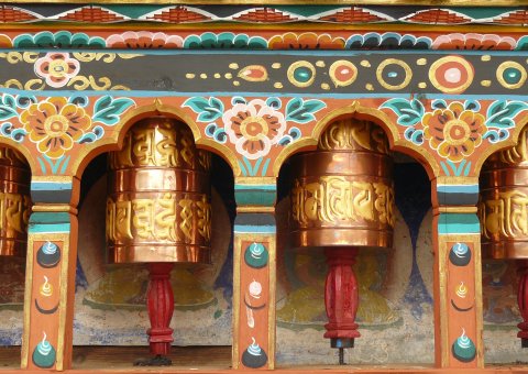 Die Gebetsmühlen in Bhutan sind oft bunt verziehrt