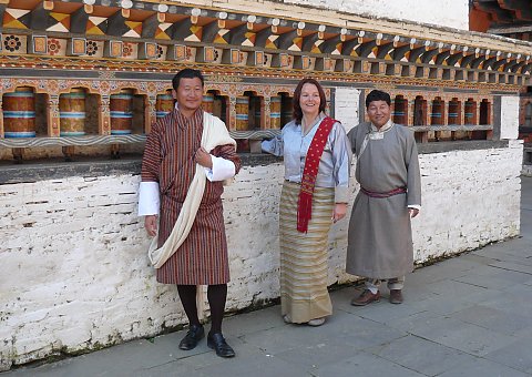 NEUE WEGE Asien-Expertin Angelika Sturtz besucht die buddhistischen Klosterburg Mongar Dzong