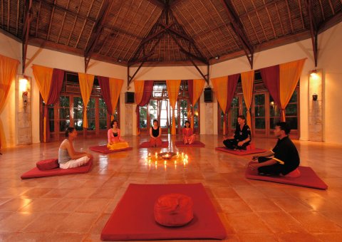 Üben Sie gemeinsam in der Gruppe Yoga im Bali Mandala