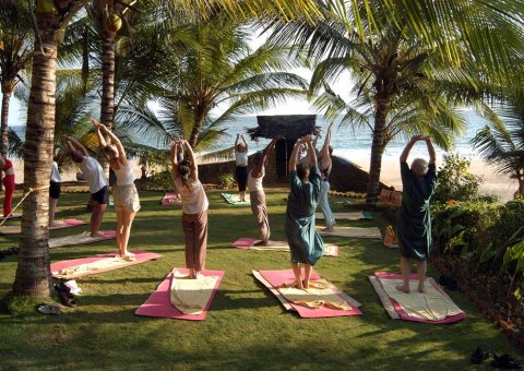 Üben Sie im Manaltheeram gemeinsam in der Gruppe mit Blick auf das Meer Yoga