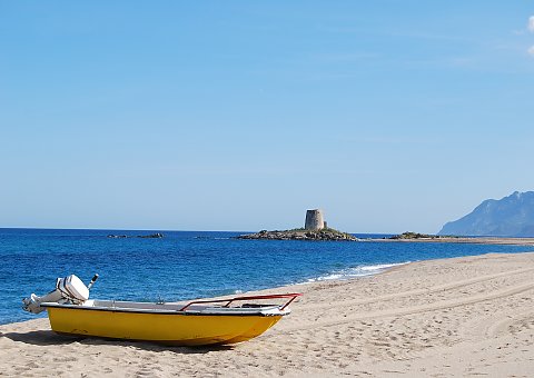 Entspannen Sie am menschenleeren Strand von Torre di Bari