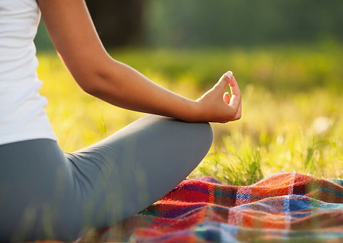 Meditatives Yoga im Grünen