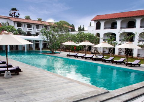 Der große Pool des Heritance Ayurveda Maha Gedaras lädt zur Entspannung ein