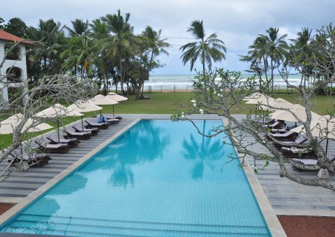 Genießen Sie Ihre Freizeit am Pool im Heritance Ayurveda Maha Gedara