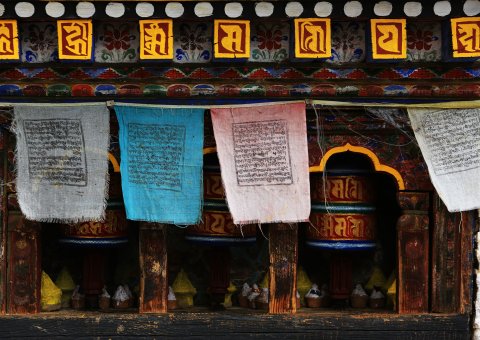 Die tibetischen Gebetsfahnen sind oft mit Gebetstexten und Symbolen bedruckt