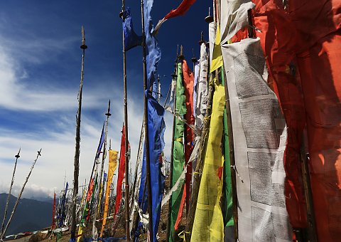 Die tibetischen Gebetsfahnen sind oft mit Gebetstexten und Symbolen bedruckt