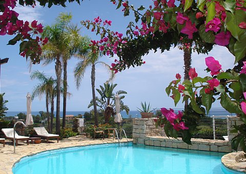 Genießen Sie die warmen Sonnenstrahlen am Pool im Hotel Galanìas