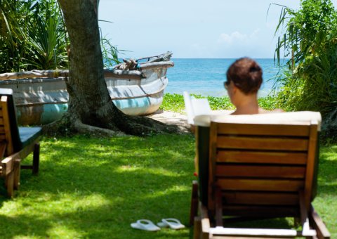 Entspannen Sie im weitläufigen Garten des Surya Lanka und genießen Sie den direkten Blick auf den Sandstrand vor Ihren Füßen