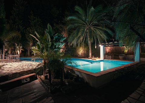 Genießen Sie die gemütliche Abendstimmung am Pool des Castillo San Rafael