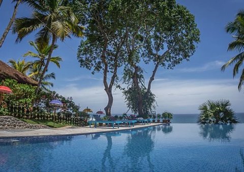 Entspannen Sie nach Ihrer Panchakarma-Kur am schönen Pool im Somatheeram Ayurveda Resort