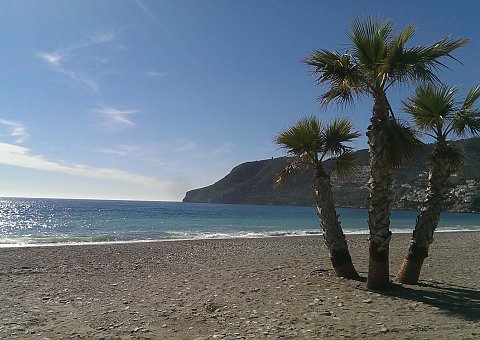 Am Strand von La Herradura in Andalusien genießen Sie die warmen Sonnenstrahlen Andalusiens