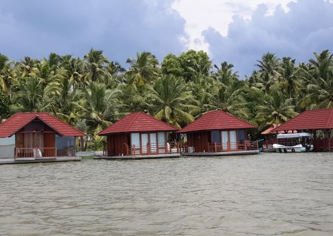Dicht an den Bakwaters in Kerala liegt das Poovar Island Resort 