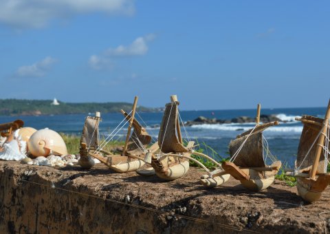 Bei einem Strandspaziergang die Straßenkunst betrachten