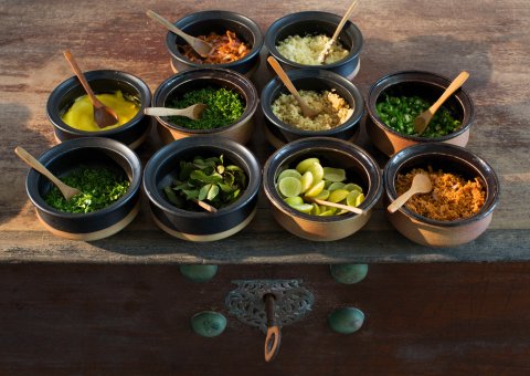Kommen Sie in den Genuss von frischen ayurvedischen Gewürzen