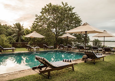 Erfrischen Sie sich im Pool des Thaulle Resorts mitten im grünen Garten