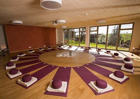Der lichtdurchflutete Yogaraum sorgt für entspannende Yogaeinheiten