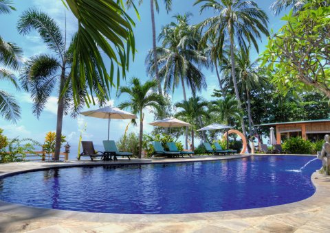 Der Pool des Holiway Garden Resorts bietet einen wunderschönen Blick auf das Meer