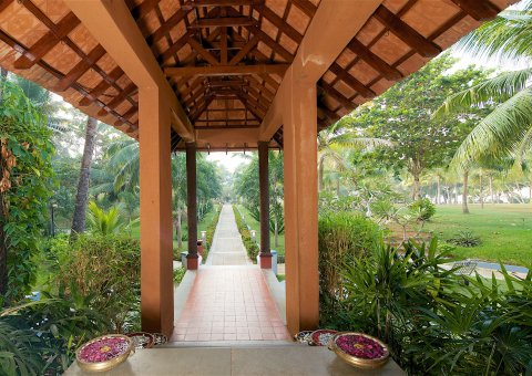 Weitläufiger Garten des Poovar Island Resort in Kerala
