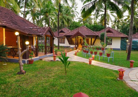 Die 18 Cottages liegen in einem tropischen Garten direkt am Ozean