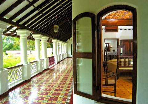 Bewundern Sie die Architektur des Kalari Kovilakom in Kerala