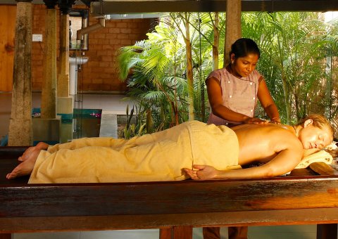 Ayurveda Massage im Poovar Island Resort in Kerala