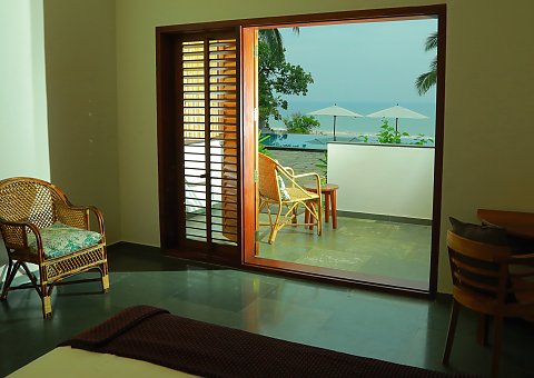 Die Zimmer im Cliff View Ayurveda Retreat sind freundlich und einladend eingerichtet