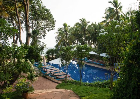 Im Somatheeram Ayurveda Resort genießen Sie nach Ihrer Ayurvedakur den wunderschönen Garten mit Pool