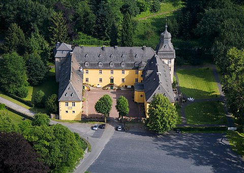 Das Schloss Melschede ist ein Wasserschloss in Hövel, einem Stadtteil von Sundern im Sauerland