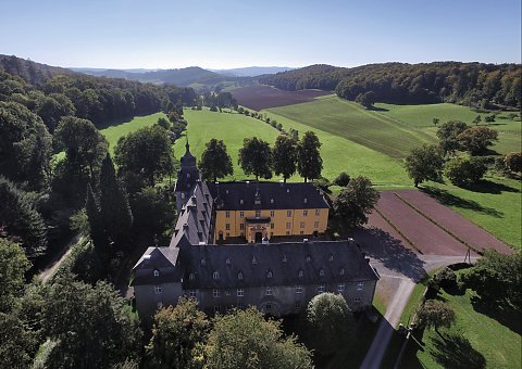 Viele verwunschene Wege führen durch den Wald und das weitläufige Tal.