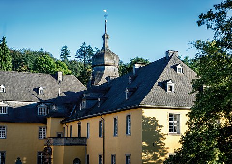 Das Schloss Melschede ist ein ehemaliges Wasserschloss in Hövel