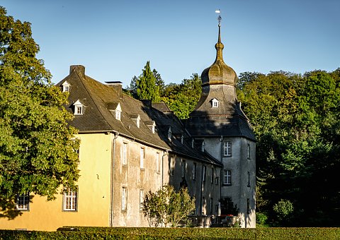 Das Schloss Melschede liegt umgeben von Buchenmischwäldern in einem weiten Tal im Sauerland