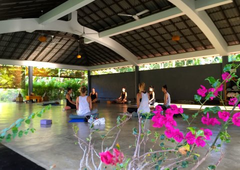 Die offen gestaltete Yogahalle des Talalla bietet genügend Platz und einen unvergleichlichen Blick direkt auf den Strand