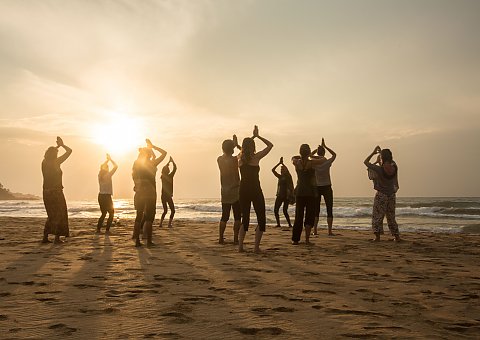 Gemeinsam in der Gruppe üben Sie im Talalla Yoga am weiten Sandstrand