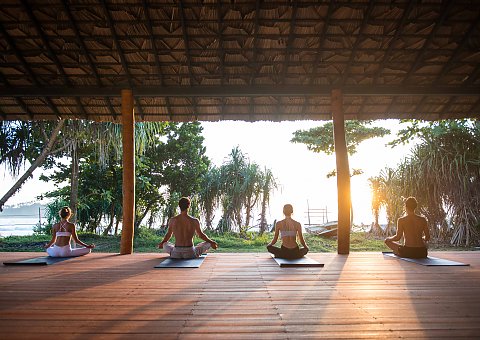 Die offen gestaltete Yogahalle des Talalla bietet genügend Platz und einen unvergleichlichen Blick direkt auf den Strand