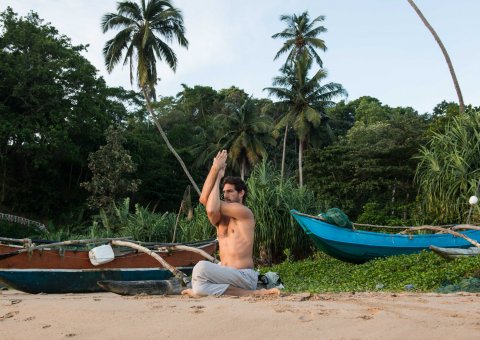 Durch seine traumhafte Lage üben Sie im Talalla Yoga direkt am langen Sandstrand