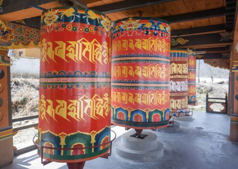 Auf unseren Bhutan Reisen entdecken Sie das faszinierende Himalaya Königreich mit seinen riesigen Gebetsmühlen