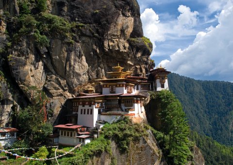 Hoch in luftigen Höhen erkunden Sie beim Trekking in Bhutan das Kloster Tigers Nest