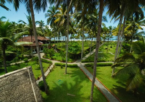 Bis zum Fischerstrand sind es nur etwa 50 Schritte durch den tropischen Garten