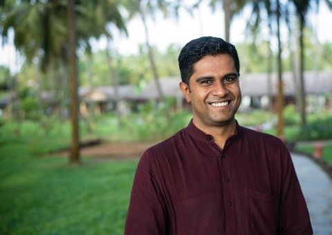 Dr. Vignesh Devraj ist absoluter Experte und einer der besten Ayurveda Ärzte Indiens