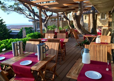 In angenehm natürlich gestalteten Ambiente der Sonnen-Terrasse des Ayurveda-Restaurants lässt es sich am besten entspannen.