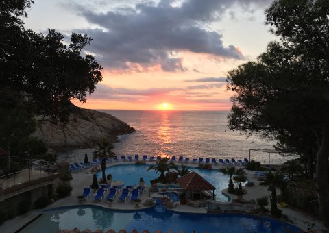 Erleben Sie atemberaubende Sonnenuntergänge über dem Mittelmeer, in einer traumhaften Kulisse: direkt vom Pool des Centro de Salud Port Salvi aus!