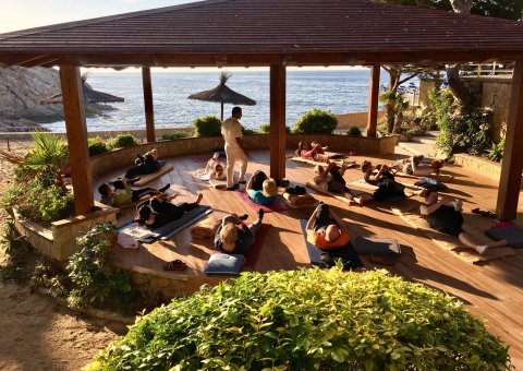 Und der Tag beginnt mit einem Lächeln - Yoga auf der Plattform des Centro de Salud Port Salvi direkt am Meer. Sieht das nicht klasse aus?