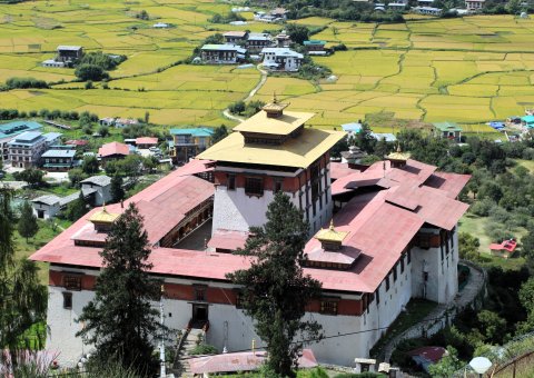 Der mächtige Bau eines buddhistischen Klosters - Dzong - in den majestätischen Bergen Bhutans