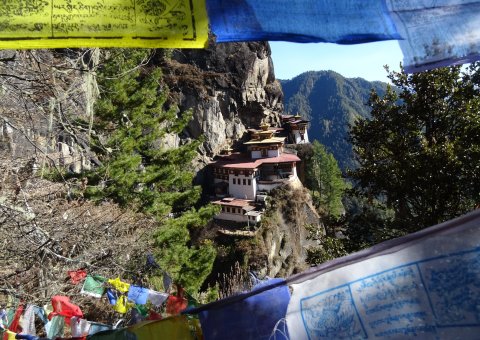 Gebetsfahnen wehen im Bergwind an der spektakulären Lage des Tiger's Nest.