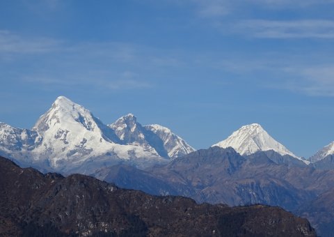 Der Blick vom CheleLa Pass auf die schneebedeckten Gipfel des Mont Jomolhari