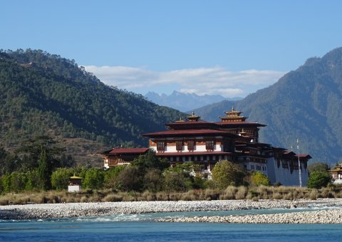 Das buddhistische Dzong am Fluss der Kleinstadt Punakha