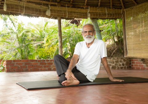 Der erfahrene Yogameister des Somatheeram Health Resorts wird Sie während Ihres Aufenthales anleiten